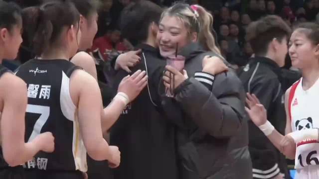 四川女篮大胜江苏赛后众生相:李梦跳起来拥抱对手太可爱_新闻