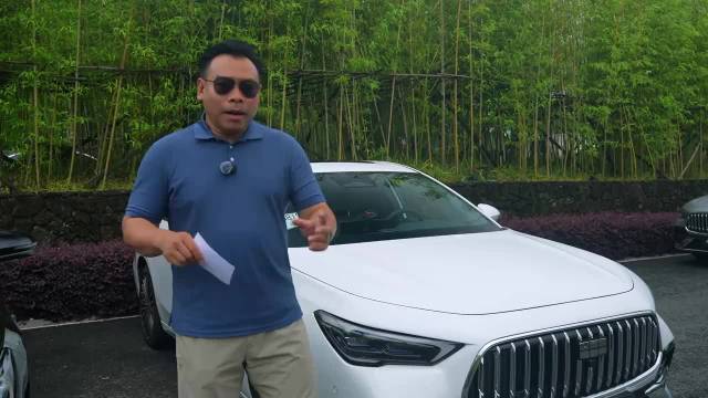 我很推荐四驱版,亏电油耗成绩很惊喜,试驾吉利银河星耀7