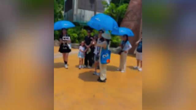 郭富城三代同堂新加坡出游，岳父主动帮忙撑伞，两人年龄相仿却像两代人