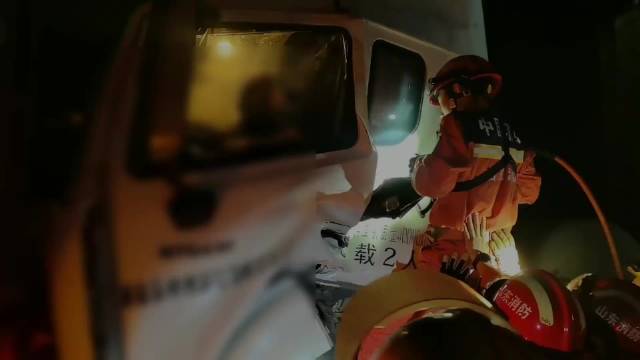 果然视频|两辆货车发生交通事故，消防员破拆驾驶室救出被困男子