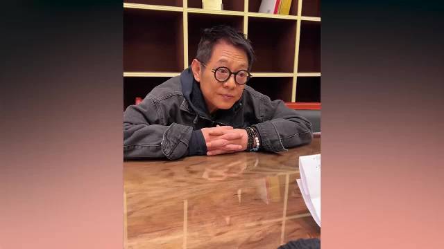63岁李连杰承认身体不行了，打麻将胡牌手抖到停不下来，笑称患老年痴呆