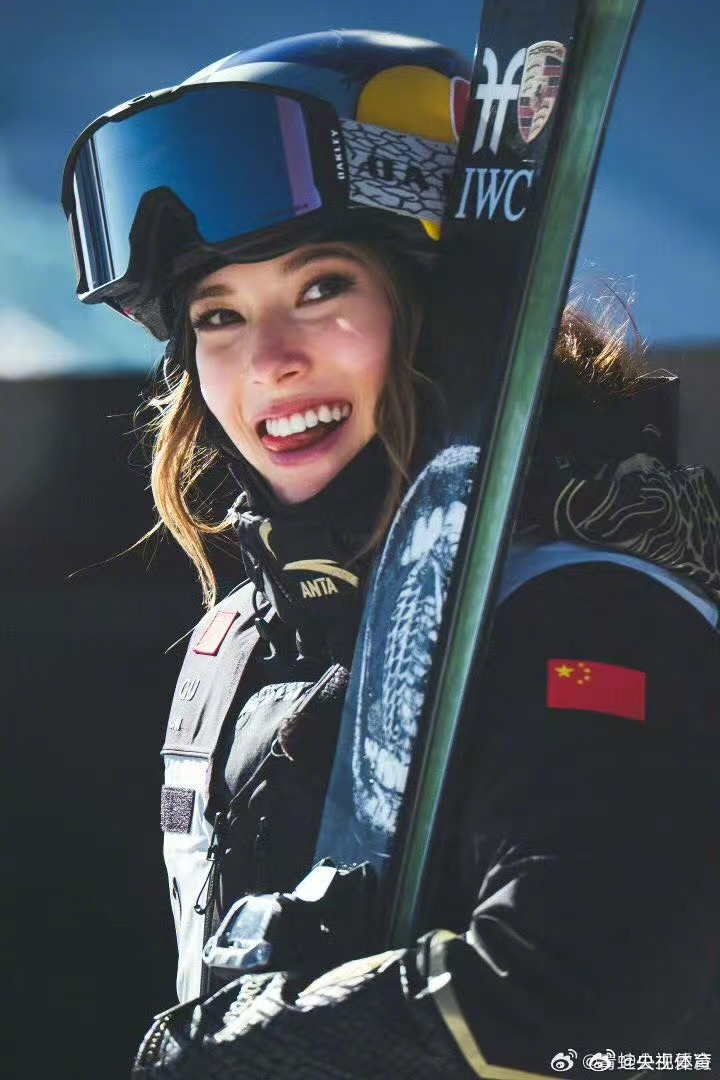 在滑雪的谷爱凌超美