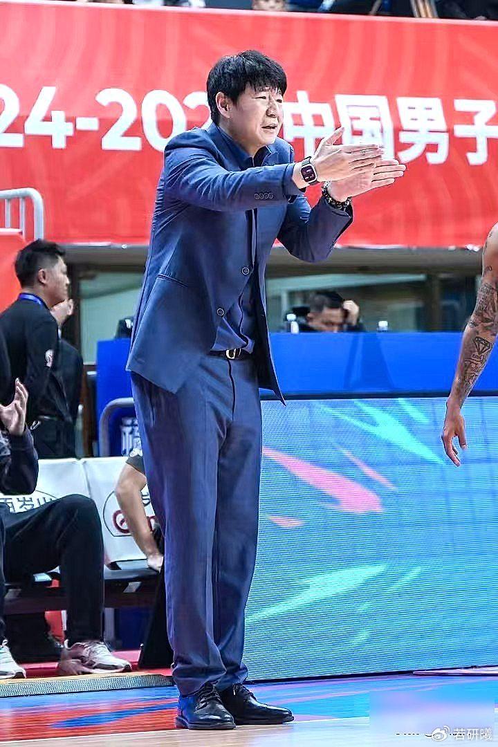 教练们深夜道歉，硬刚，谁才是CBA真男人？