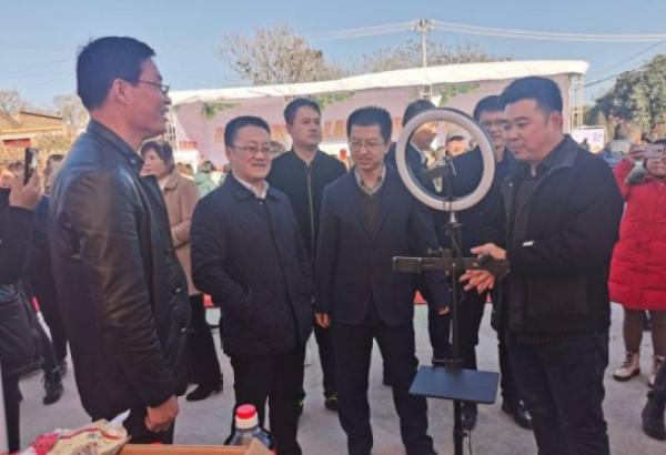 陕西礼泉县举办御果“嘹咋咧”直播带货 拓宽销路助农增收休闲区蓝鸢梦想 - Www.slyday.coM 陕西礼泉县举办御果“嘹咋咧”直播带货 拓宽销路助农增收休闲区蓝鸢梦想 - Www.slyday.coM