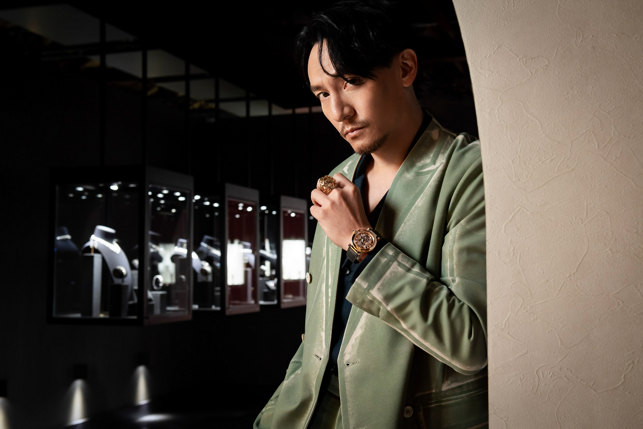 近日演员张震身着薄荷绿西服出席品牌活动