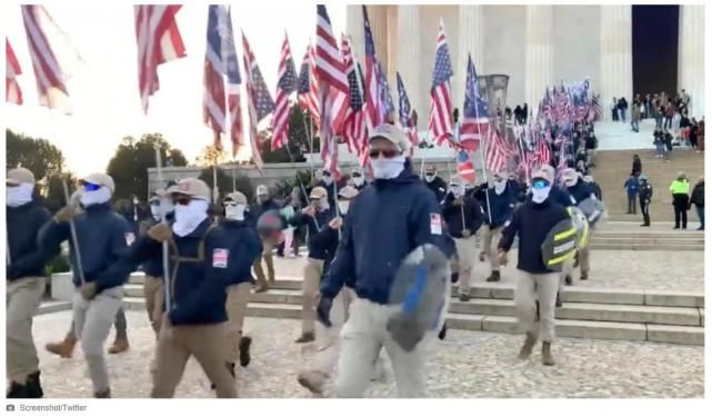 内战或将爆发?美国街头再现示威游行,大批“爱国者”剑指白宫休闲区蓝鸢梦想 - Www.slyday.coM 内战或将爆发?美国街头再现示威游行,大批“爱国者”剑指白宫休闲区蓝鸢梦想 - Www.slyday.coM