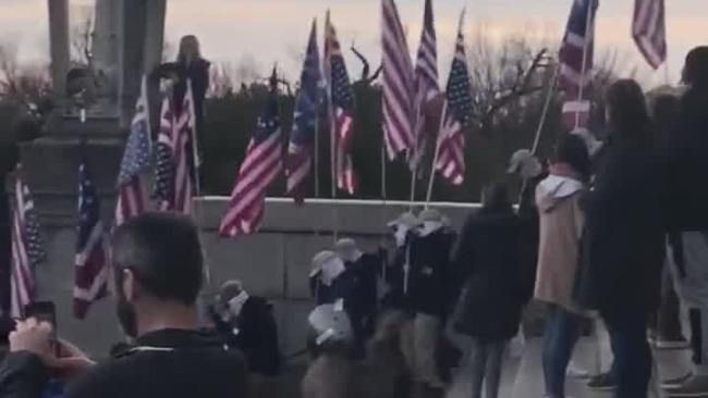 内战或将爆发?美国街头再现示威游行,大批“爱国者”剑指白宫休闲区蓝鸢梦想 - Www.slyday.coM 内战或将爆发?美国街头再现示威游行,大批“爱国者”剑指白宫休闲区蓝鸢梦想 - Www.slyday.coM