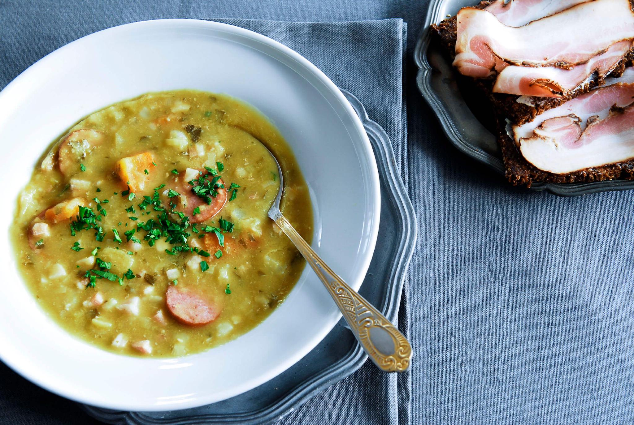 传统荷兰浓豌豆汤和成份在一张土气桌上 库存照片. 图片 包括有 图象, 膳食, 巴西, 对象, 颜色, 人们 - 57852192