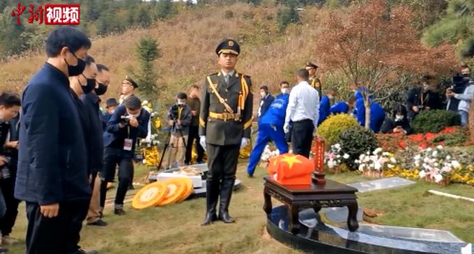 袁隆平墓上放着两碗米,骨灰盒上盖着五星红旗,网友评论破防了!休闲区蓝鸢梦想 - Www.slyday.coM 袁隆平墓上放着两碗米,骨灰盒上盖着五星红旗,网友评论破防了!休闲区蓝鸢梦想 - Www.slyday.coM