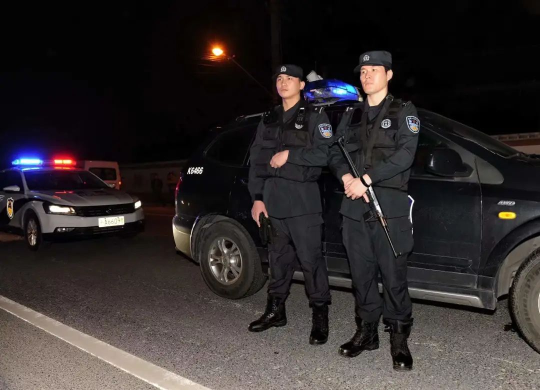 今天的头条属于你,致敬我们身边的人民警察休闲区蓝鸢梦想 - Www.slyday.coM 今天的头条属于你,致敬我们身边的人民警察休闲区蓝鸢梦想 - Www.slyday.coM