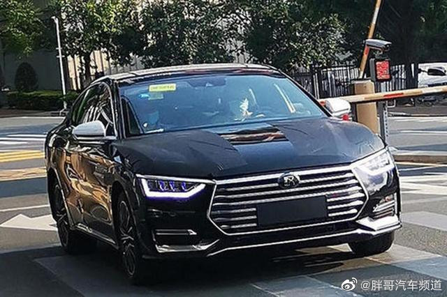 比亚迪汉实车路试谍照，继续沿用Dragon Face 3.0设计语言