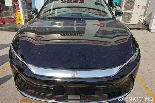 比亚迪汉EV实拍，采用宽体轿跑式设计，将有单电机和双电机两个版本