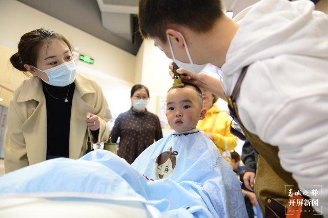 二月二龙抬头,昆明多家理发店生意火爆休闲区蓝鸢梦想 - Www.slyday.coM 二月二龙抬头,昆明多家理发店生意火爆休闲区蓝鸢梦想 - Www.slyday.coM