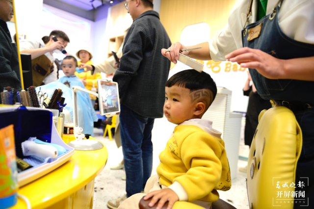 二月二龙抬头,昆明多家理发店生意火爆休闲区蓝鸢梦想 - Www.slyday.coM 二月二龙抬头,昆明多家理发店生意火爆休闲区蓝鸢梦想 - Www.slyday.coM