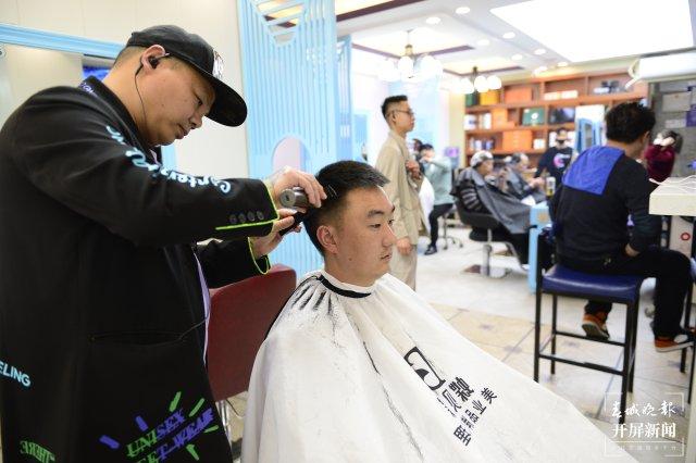 二月二龙抬头,昆明多家理发店生意火爆休闲区蓝鸢梦想 - Www.slyday.coM 二月二龙抬头,昆明多家理发店生意火爆休闲区蓝鸢梦想 - Www.slyday.coM