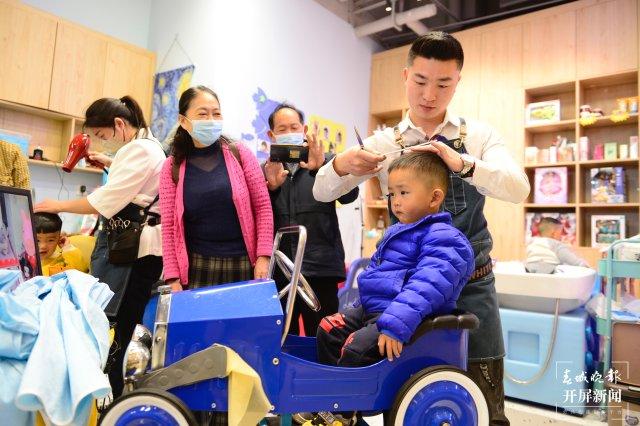 二月二龙抬头,昆明多家理发店生意火爆休闲区蓝鸢梦想 - Www.slyday.coM 二月二龙抬头,昆明多家理发店生意火爆休闲区蓝鸢梦想 - Www.slyday.coM