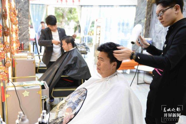 二月二龙抬头,昆明多家理发店生意火爆休闲区蓝鸢梦想 - Www.slyday.coM 二月二龙抬头,昆明多家理发店生意火爆休闲区蓝鸢梦想 - Www.slyday.coM