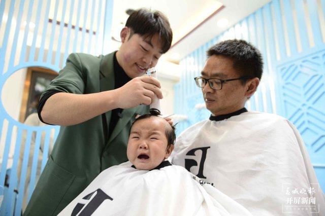 二月二龙抬头,昆明多家理发店生意火爆休闲区蓝鸢梦想 - Www.slyday.coM 二月二龙抬头,昆明多家理发店生意火爆休闲区蓝鸢梦想 - Www.slyday.coM