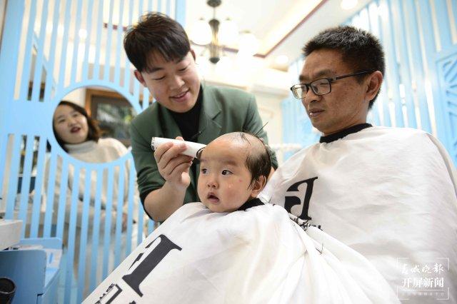 二月二龙抬头,昆明多家理发店生意火爆休闲区蓝鸢梦想 - Www.slyday.coM 二月二龙抬头,昆明多家理发店生意火爆休闲区蓝鸢梦想 - Www.slyday.coM