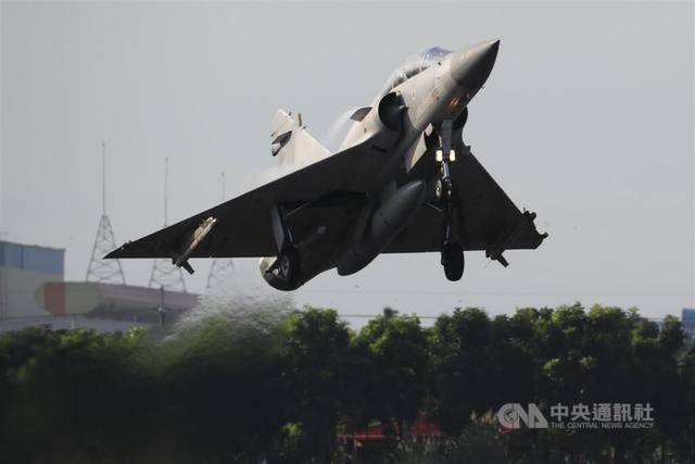 台军战机今年第二次出事!幻影2000休闲区蓝鸢梦想 - Www.slyday.coM 台军战机今年第二次出事!幻影2000休闲区蓝鸢梦想 - Www.slyday.coM