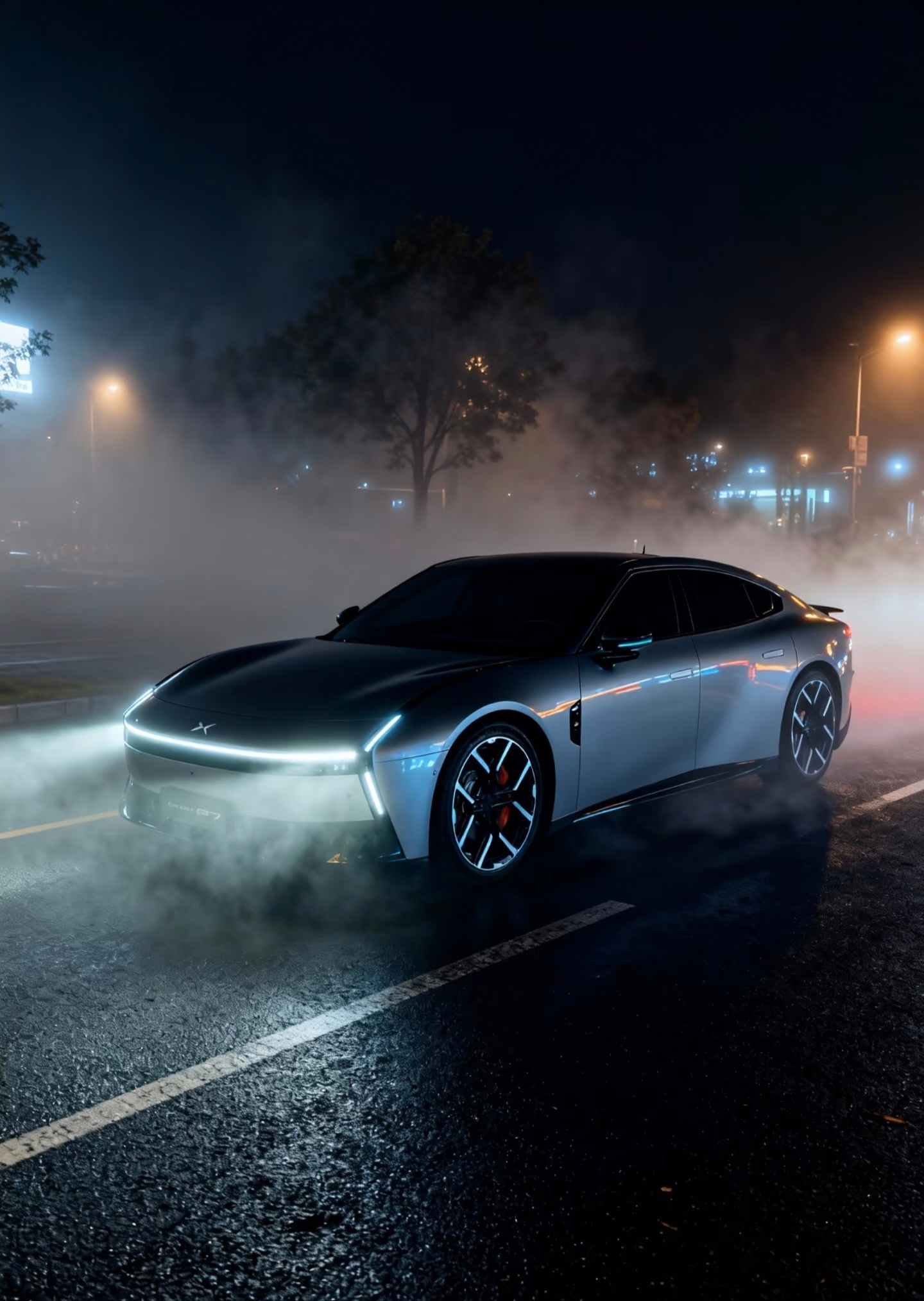 小鹏P7贯穿式光剑大灯设计获赞，雾灯导光条科技感十足