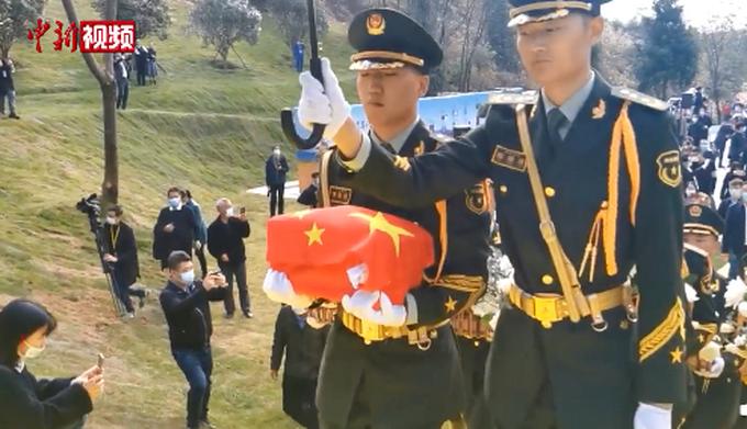 袁隆平墓上放着两碗米,骨灰盒上盖着五星红旗,网友评论破防了!休闲区蓝鸢梦想 - Www.slyday.coM 袁隆平墓上放着两碗米,骨灰盒上盖着五星红旗,网友评论破防了!休闲区蓝鸢梦想 - Www.slyday.coM