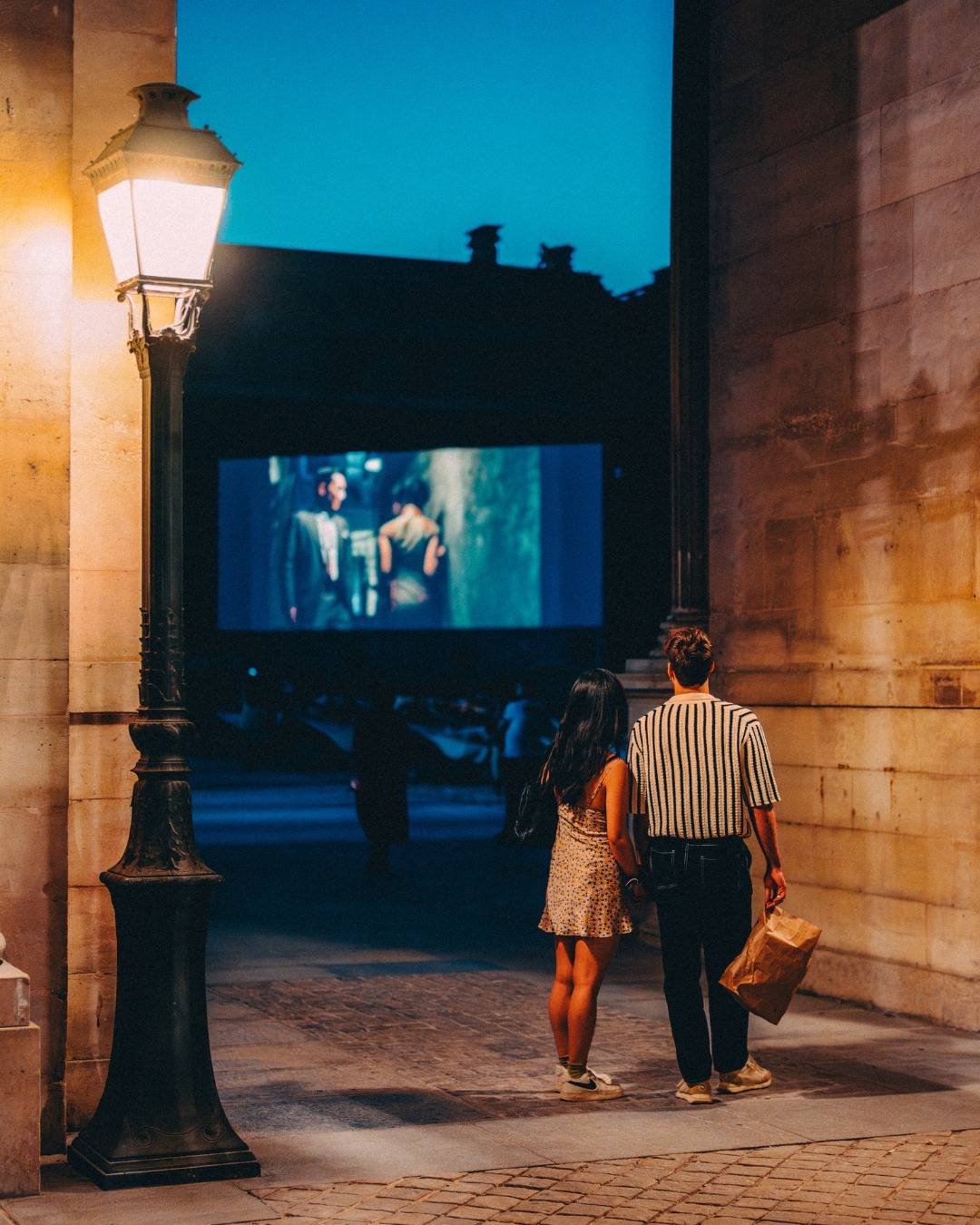 《花样年华》在巴黎卢浮宫天堂电影院电影节进行露天放映