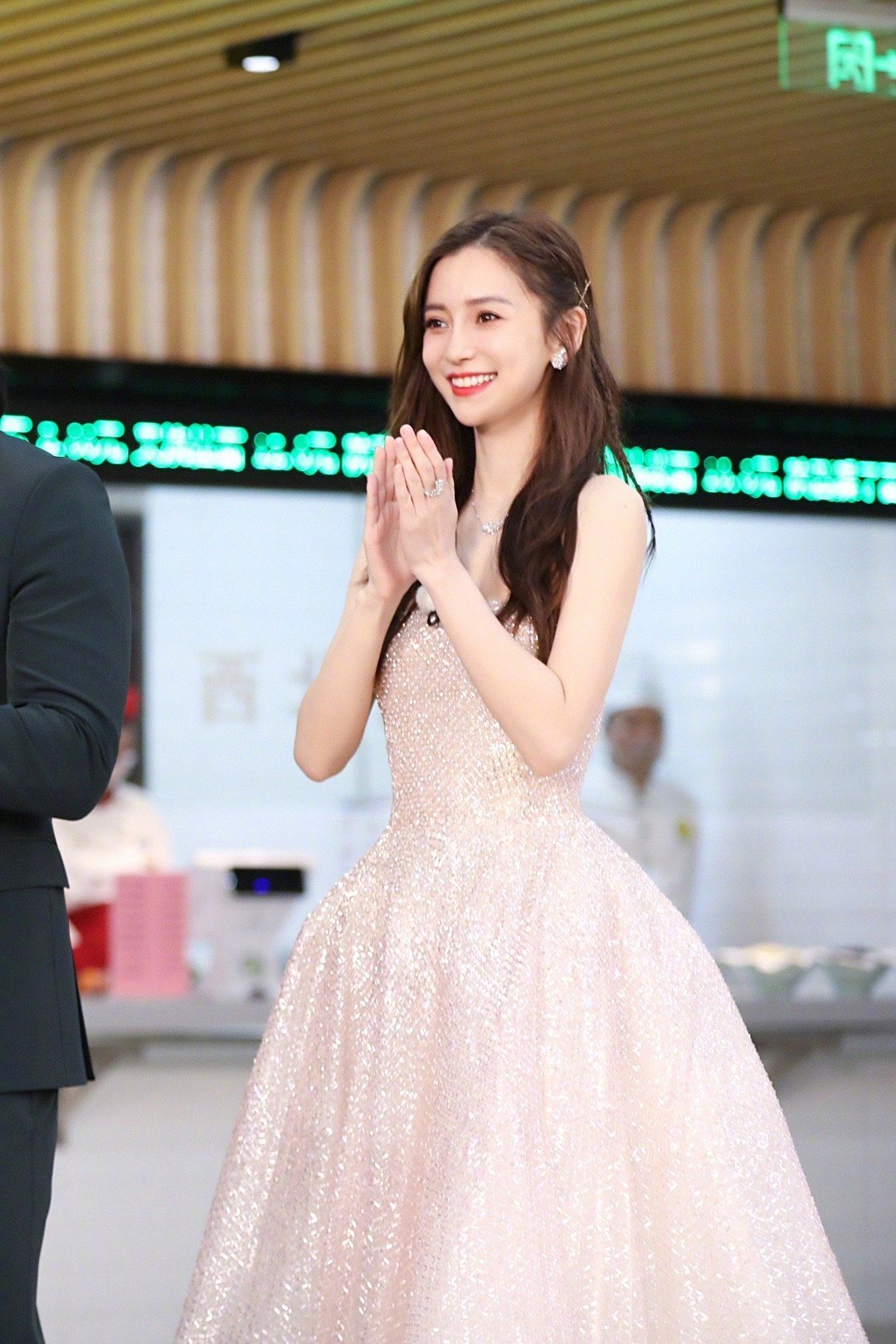 奔跑吧angelababy凸点,奔跑吧angelababy回归 angelababy身穿薄纱水钻长裙,录制奔跑吧,真的太好看了吧.
