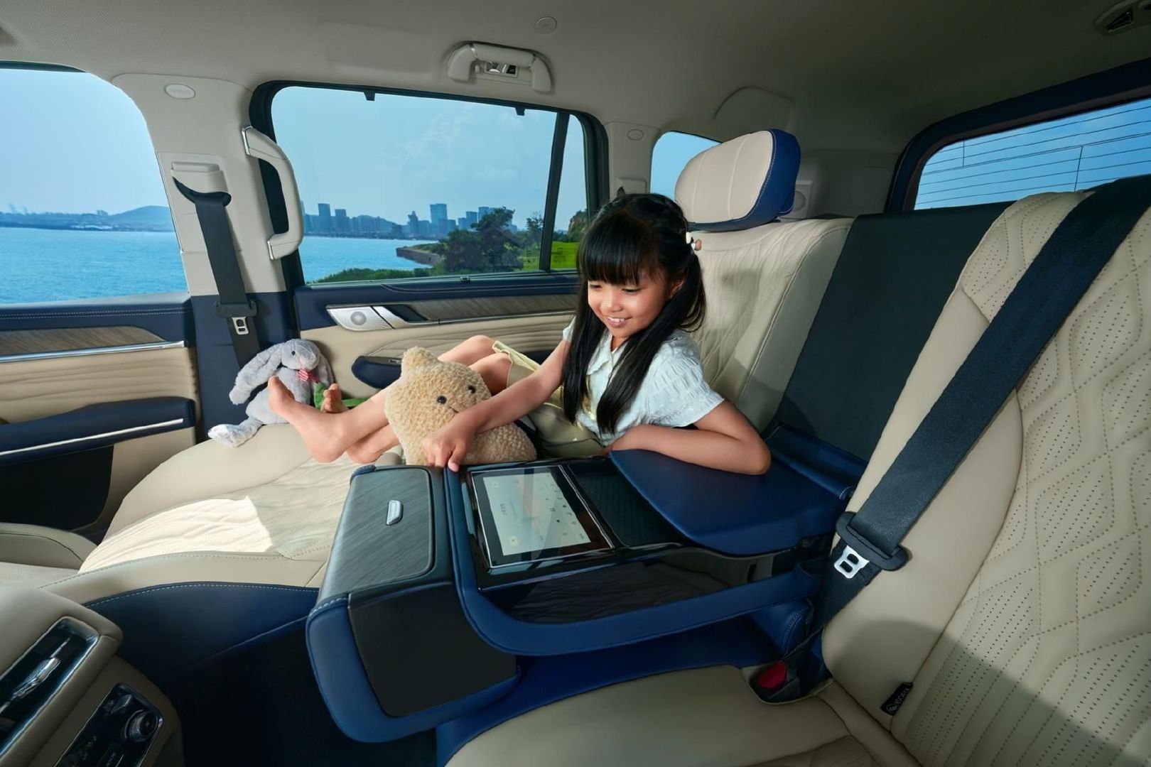 张雨绮携全新坦克500亮相成都车展 定义智能豪华越野新标杆