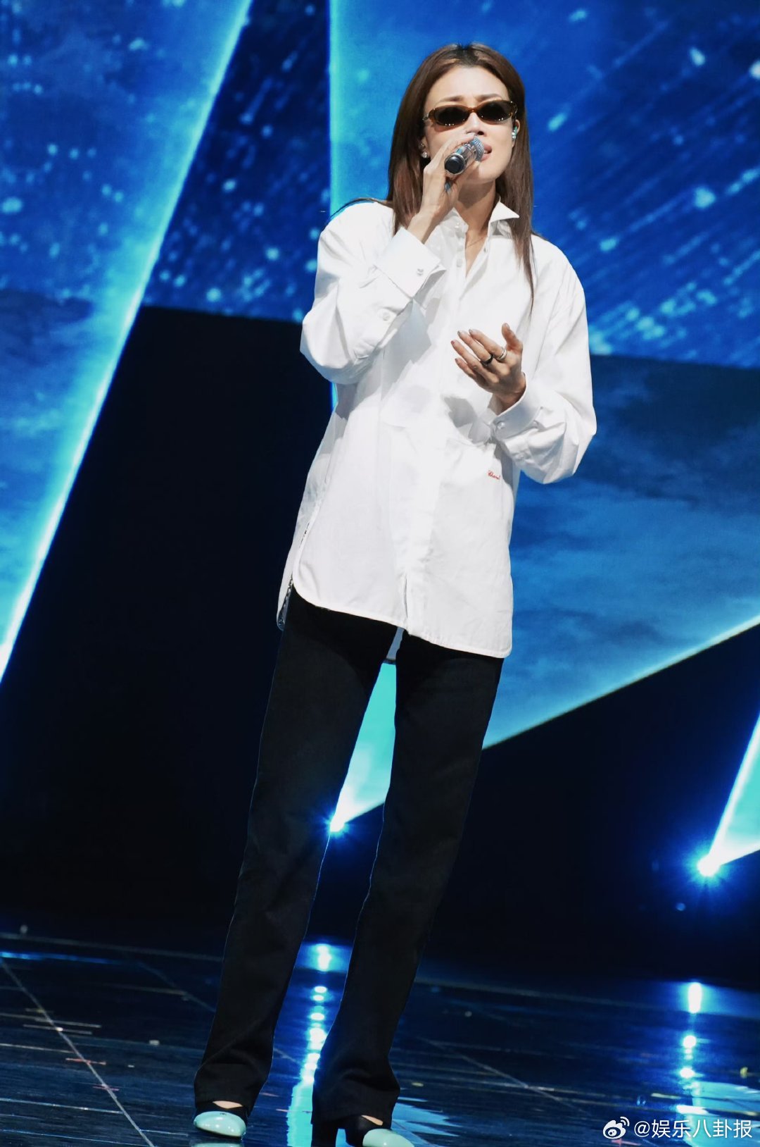 李维嘉托容祖儿带西服，容祖儿仗义相助