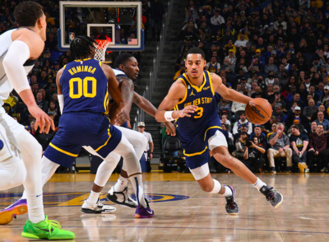 当库里的勇士遇上詹姆斯的湖人两位巨星的交锋回忆录