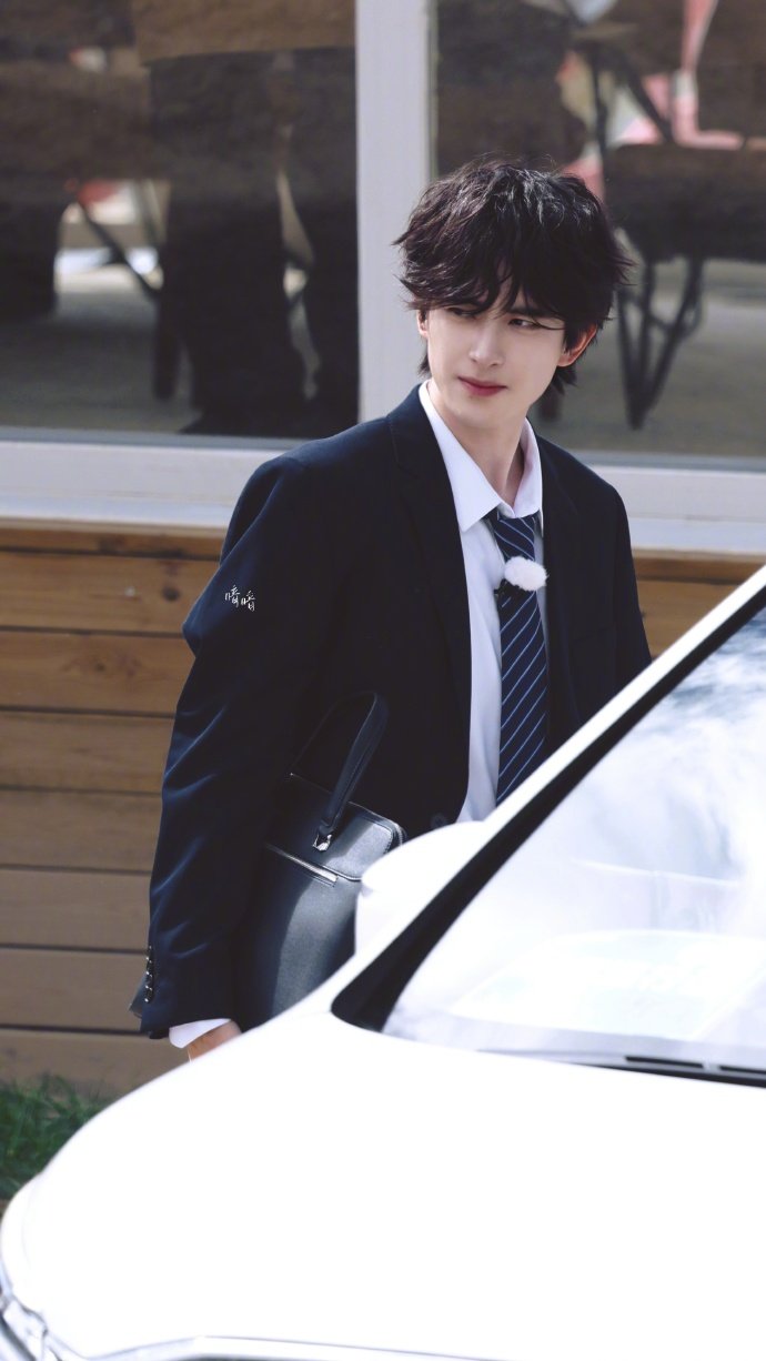 敖瑞鹏学院风制服造型引关注