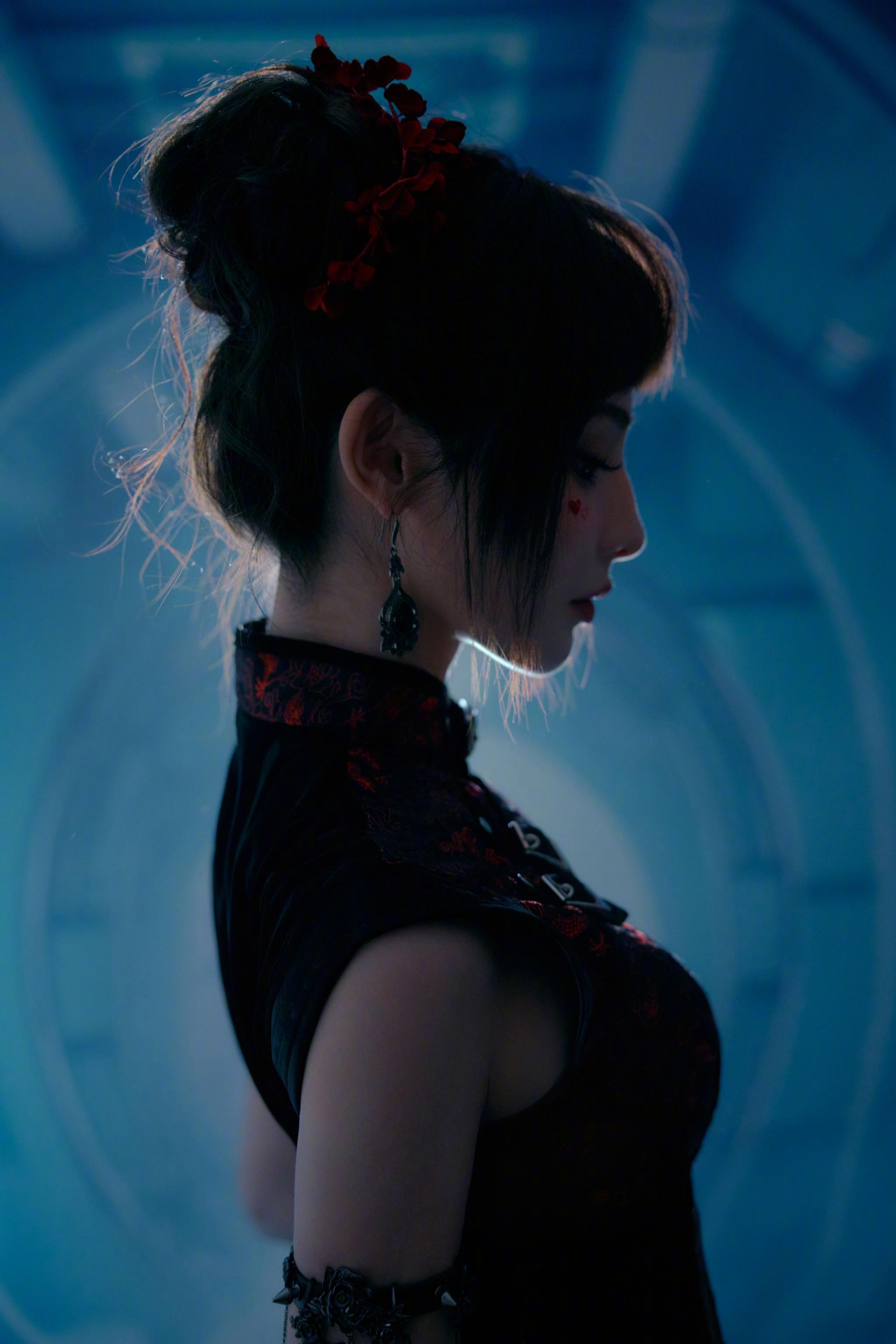 彭小苒头包脸比例惊艳，发量蓬松衬出古典美