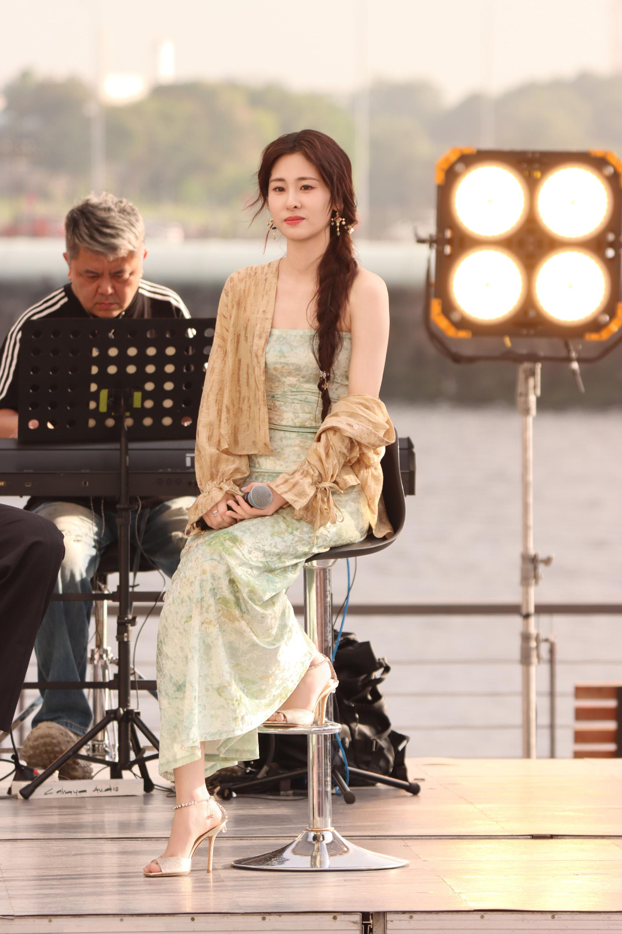 于斑驳时光拾取记忆碎片 在音符涟漪聆听温柔故事