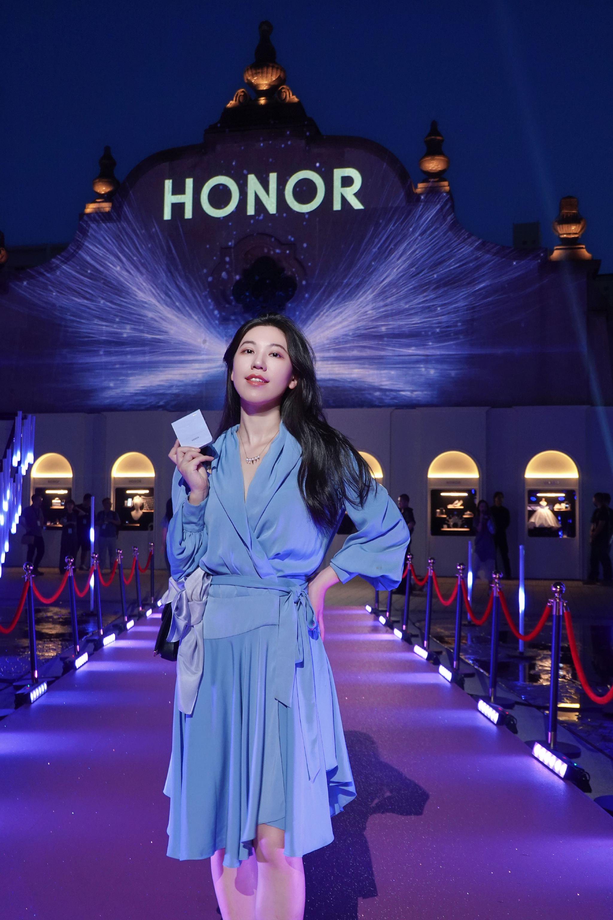 蒋依依何泓姗亮相上生新所闪耀夜,现场见证浪漫求婚