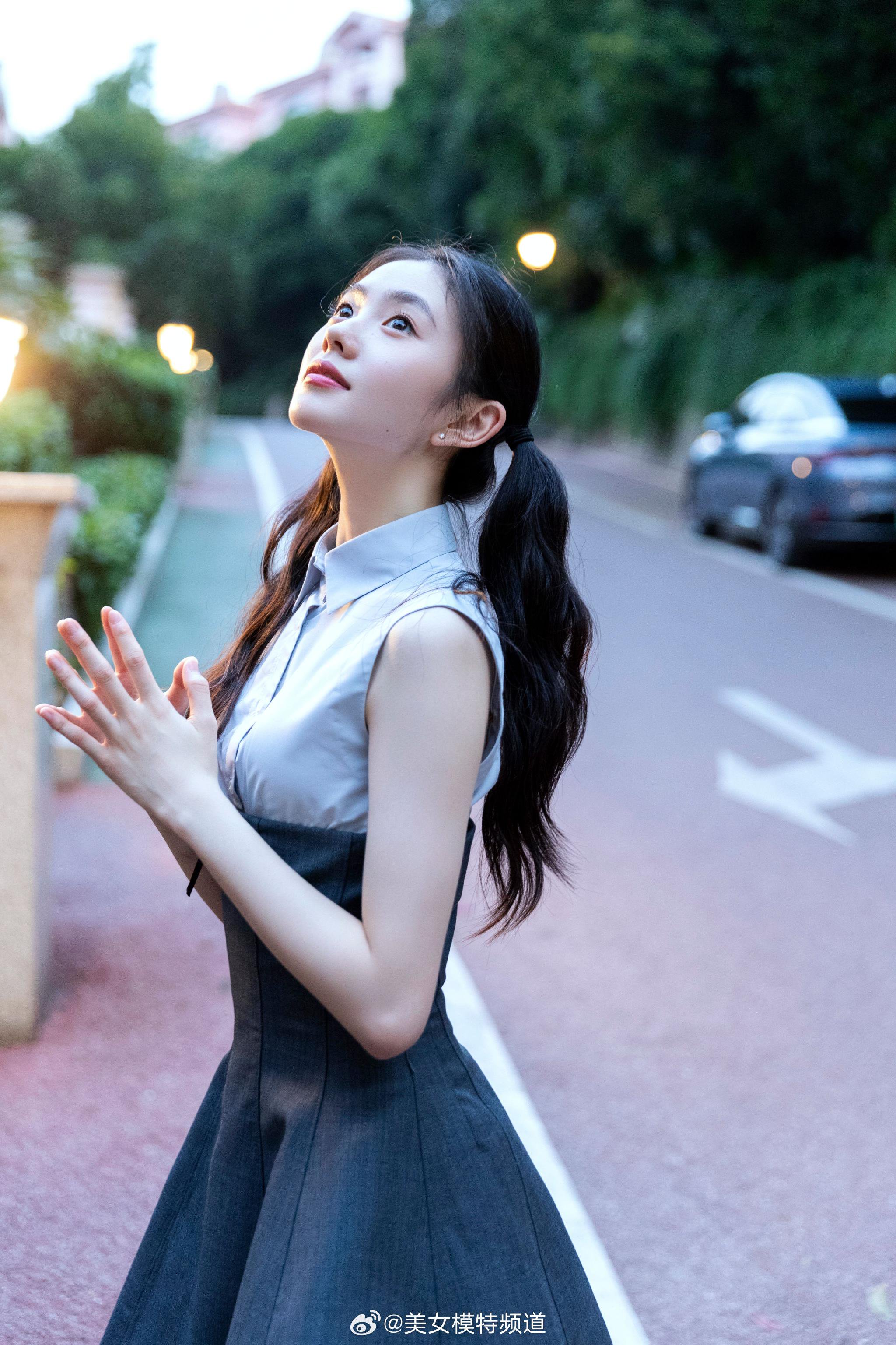 刘浩存双马尾水灵甜美造型