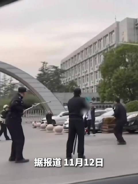 视频丨越野车车主撞向街头挥刀男子，专家解读：属正当防卫