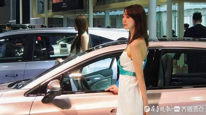 2022齐鲁秋季车展，首批车模亮丽登场气质高雅