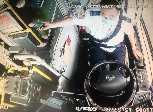 马虎乘客乘车遗失手机 细心公交司机帮找回获赠锦旗休闲区蓝鸢梦想 - Www.slyday.coM 马虎乘客乘车遗失手机 细心公交司机帮找回获赠锦旗休闲区蓝鸢梦想 - Www.slyday.coM