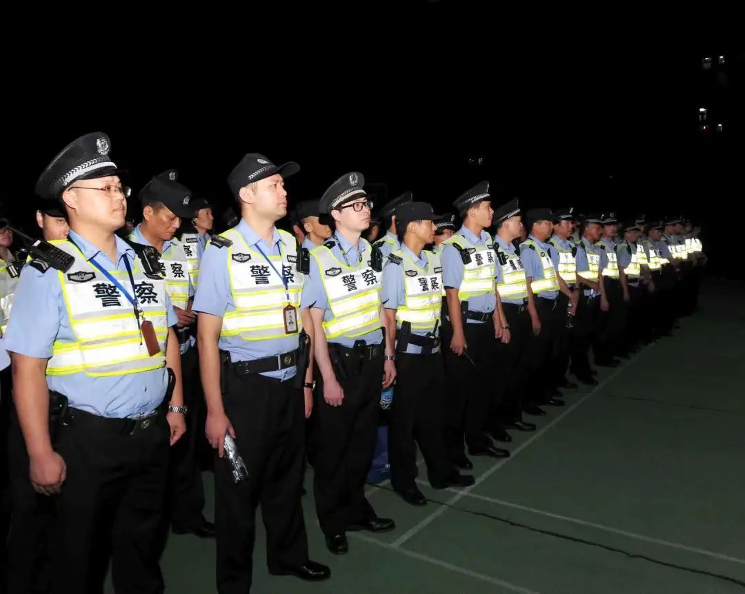 今天的头条属于你,致敬我们身边的人民警察休闲区蓝鸢梦想 - Www.slyday.coM 今天的头条属于你,致敬我们身边的人民警察休闲区蓝鸢梦想 - Www.slyday.coM