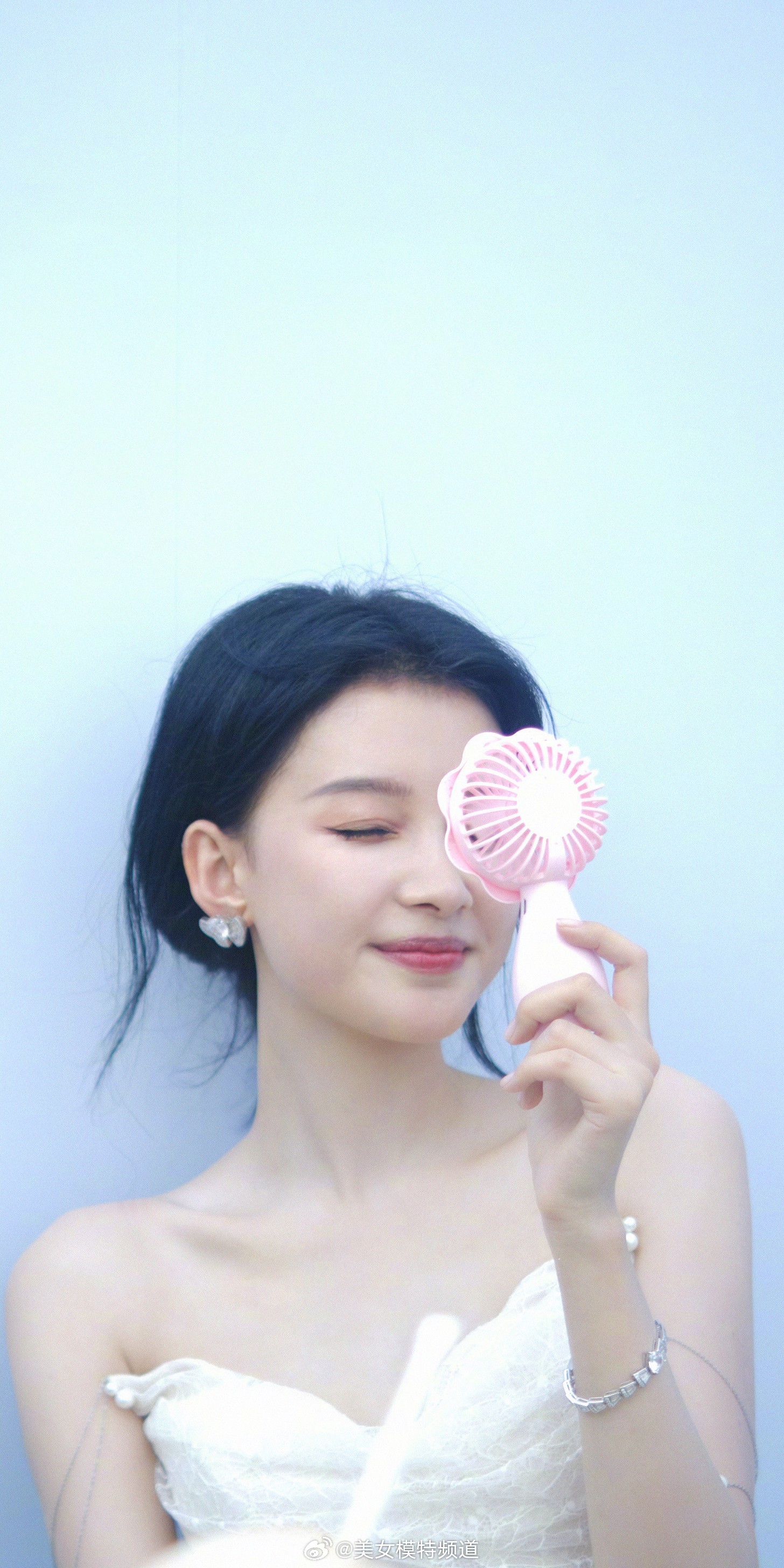 孙怡海边戏水大片