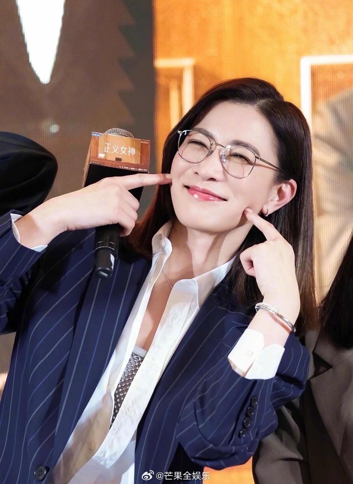 佘诗曼受访时糖果意外掉落，谦逊实力派获赞