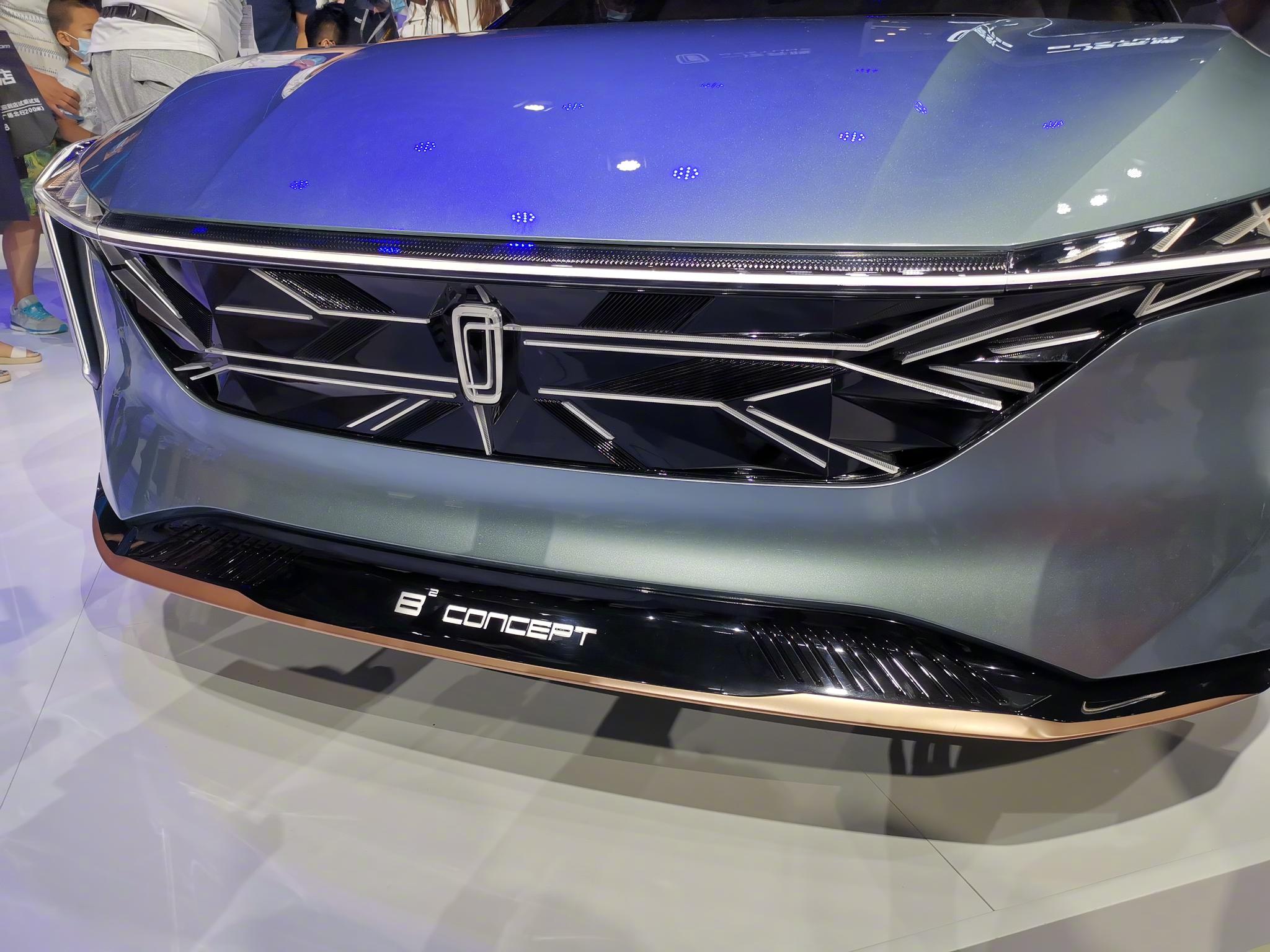 在  上，一汽奔腾发布全新概念车B² Concept