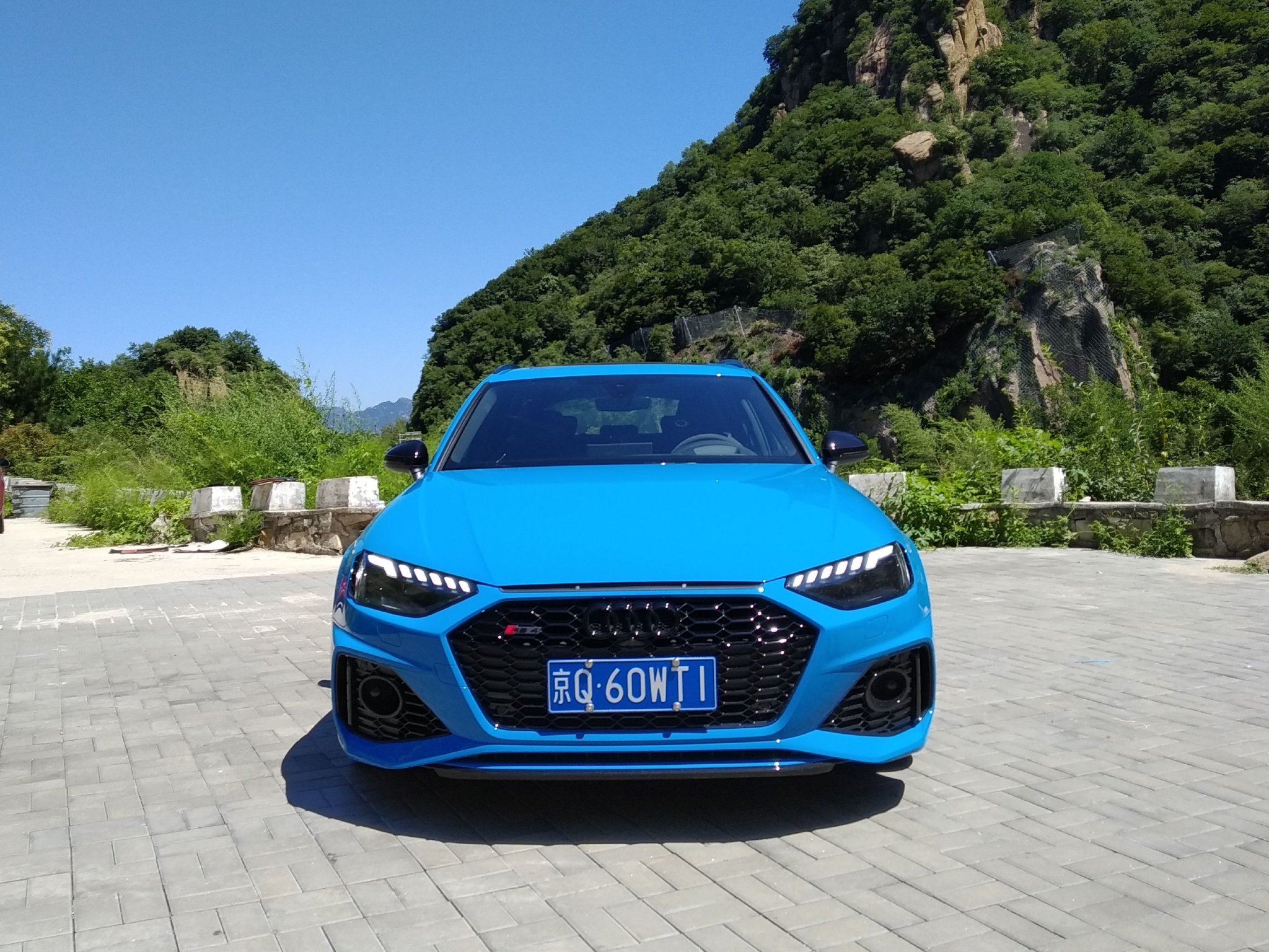 上山！好久没有感受大马力燃油车的激情了！