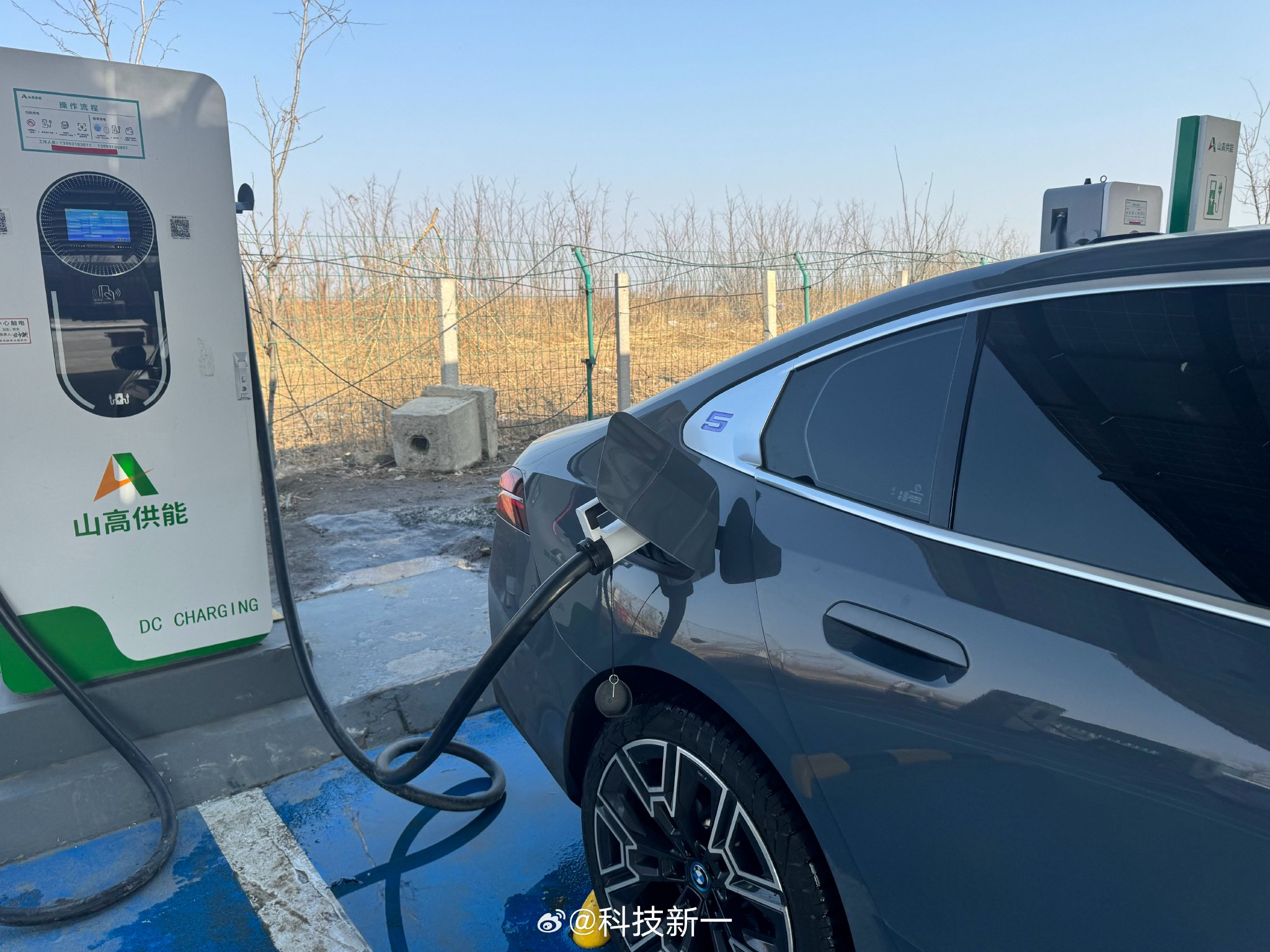 运气真好，在电池要耗干的时候，找到了一个不用排队的充电桩……