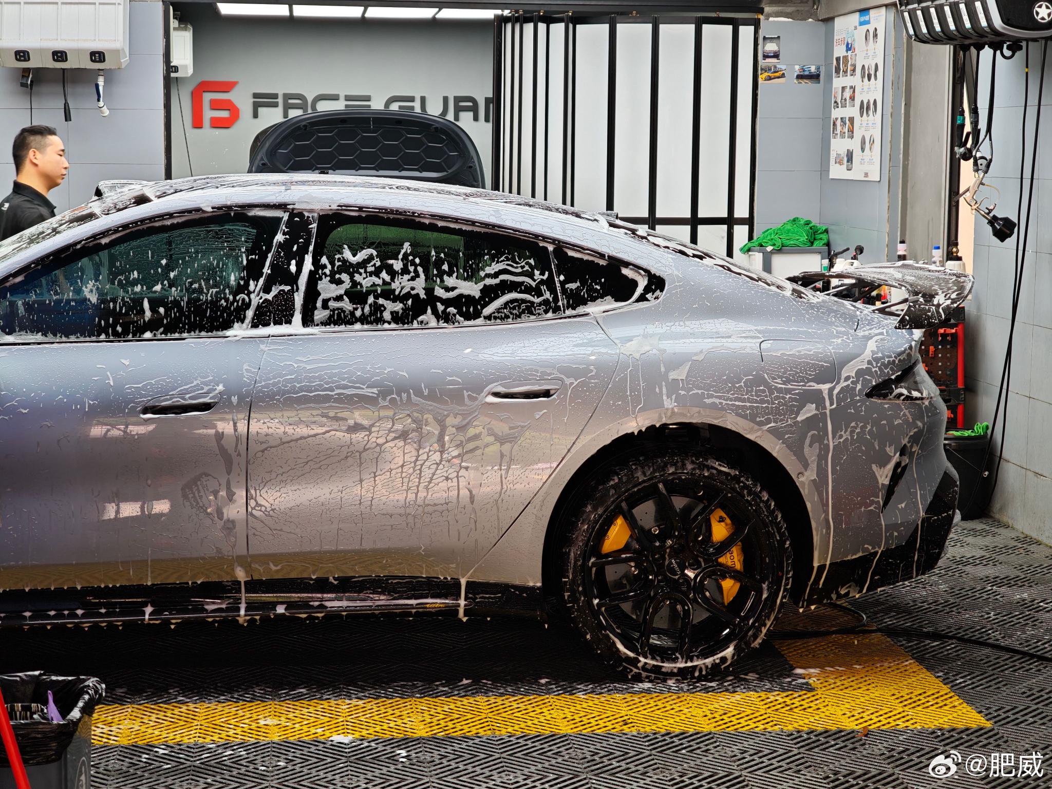 洗个车，趁还没下雨赶紧回去 给车门那个碳纤维装饰也贴上车衣了…
