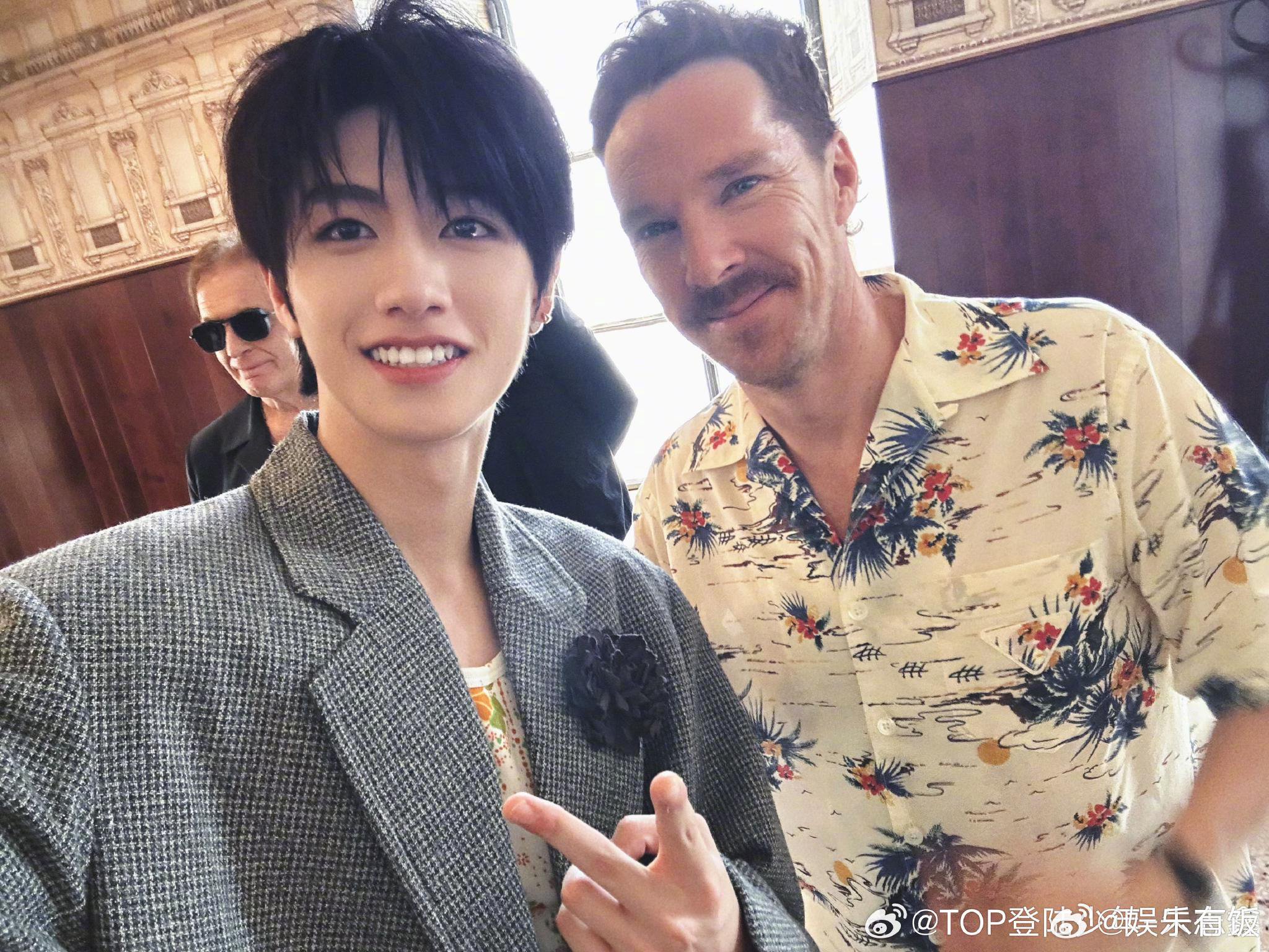 朱志鑫巴黎偶遇本尼迪克特康伯巴奇，晒奇异博士合照