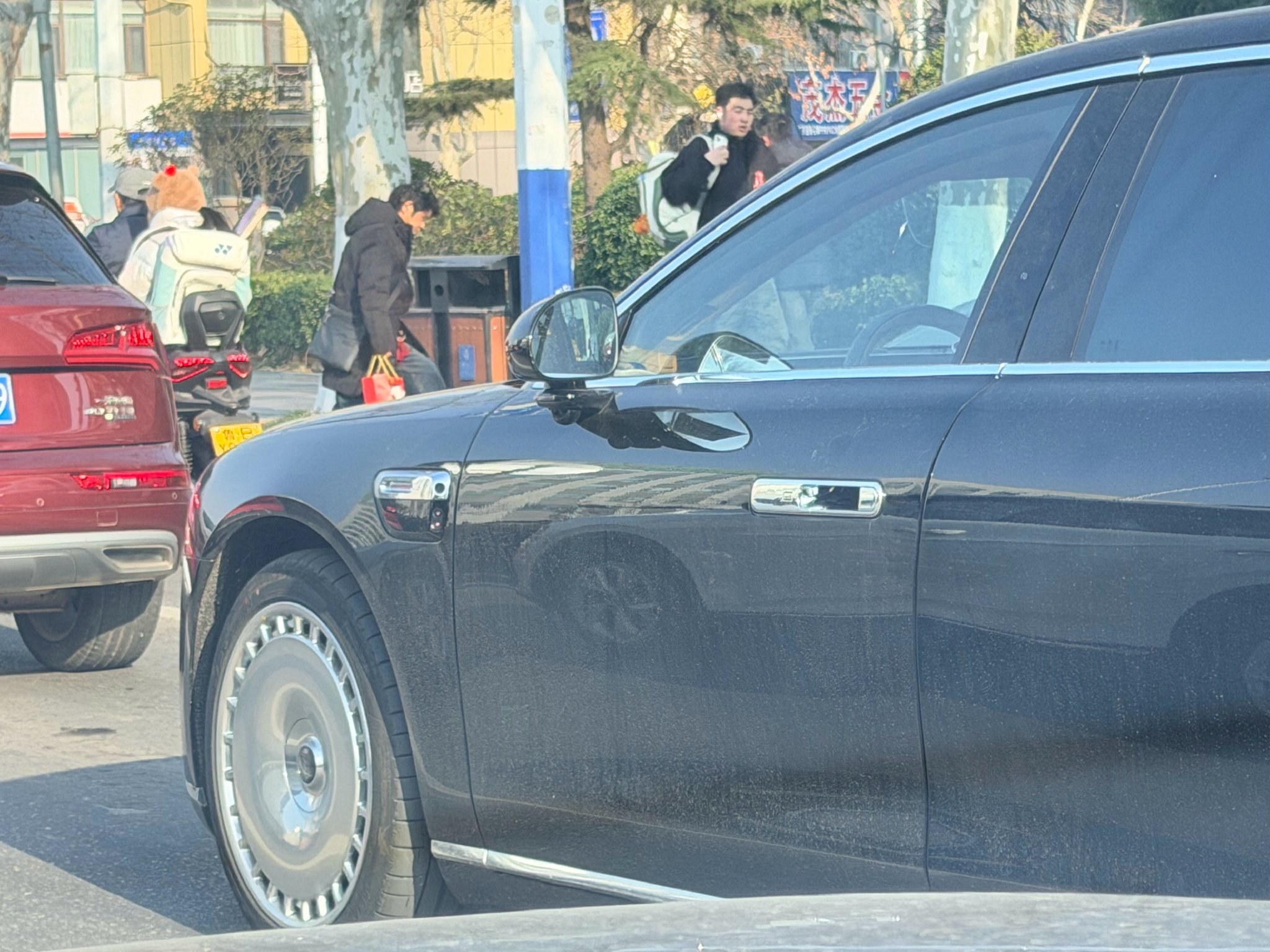 尊界这年头也不稀罕了啊！路上随处可见