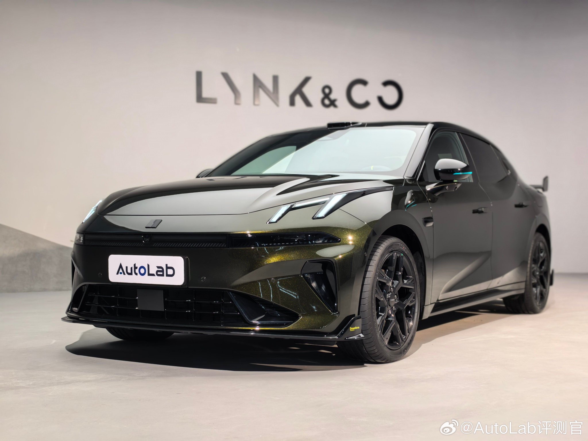 领克07碳纤维尾翼版亮相，造型酷似07+