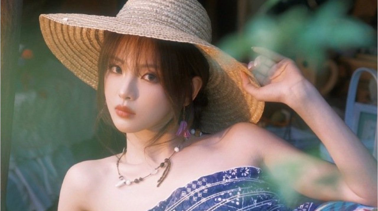 杨超越草帽花裙抱橘，这哪里是明星，分明是从油画里走出来的少女